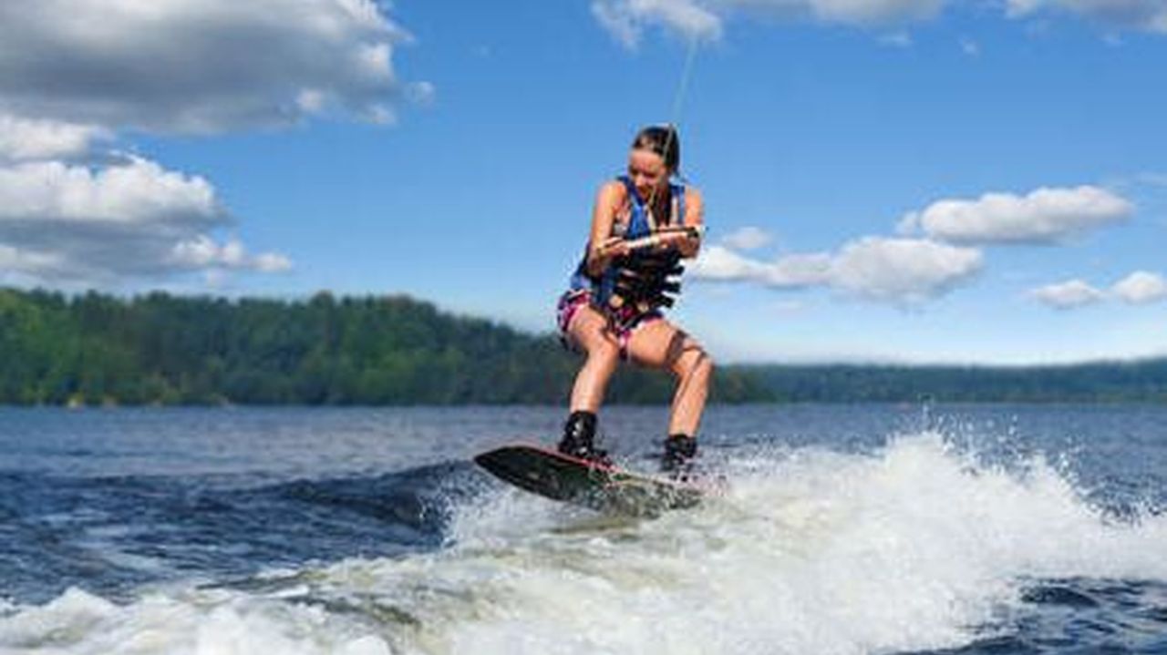 Ski nautique et Wakeboard en Aveyron sur le lac de la Selve au camping la Romiguiere près de Laguiole