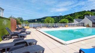 Camping La Romiguiere : La piscine et le lac