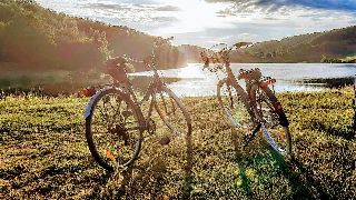 Camping La Romiguiere : A velo au bord de l eau