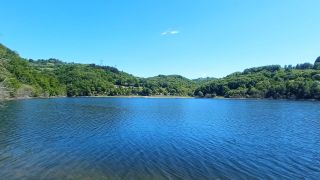Camping La Romiguiere : Camping vu du bord du lac