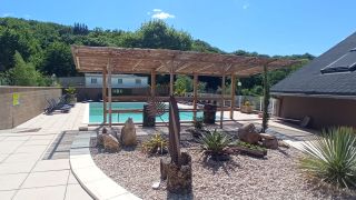 Camping La Romiguiere : Coin zen a la piscine