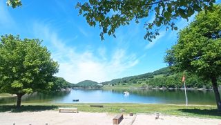 Camping La Romiguiere : Le terrain de petanque et la plage