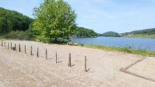 Camping La Romiguiere : Terrain de petanque au bord de l eau