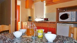 Camping La Romiguiere : Mobilhome 15 Sejour et cuisine