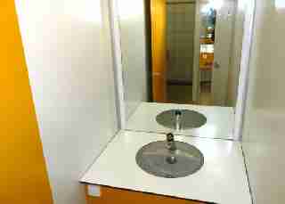 Camping La Romiguiere : Lavabo en cabine individuelle